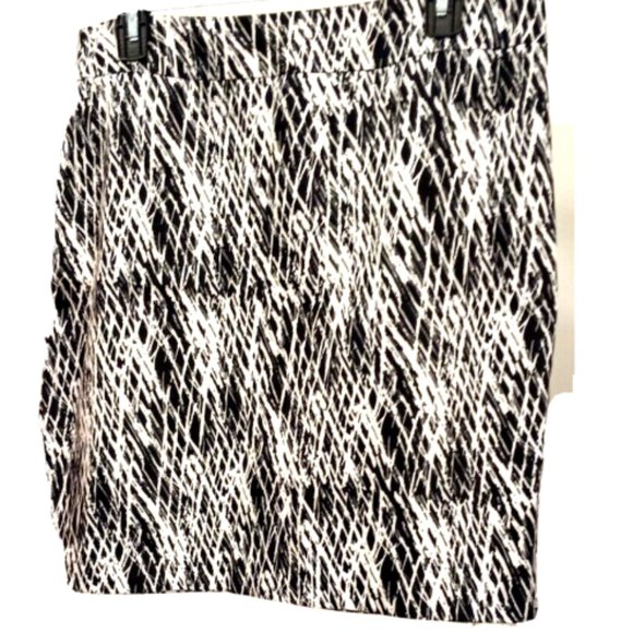 Pencil Skirt Size Medium NEW Black/White Geometric Design Zip up Short - Picture 2 of 6